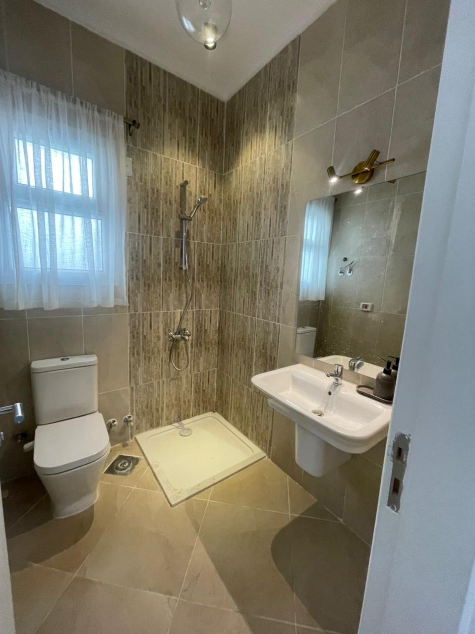 شقة للبيع فى العاصمة استلام فورى تشطيب سوبرلوكس تابعة لوزارة الاسكان