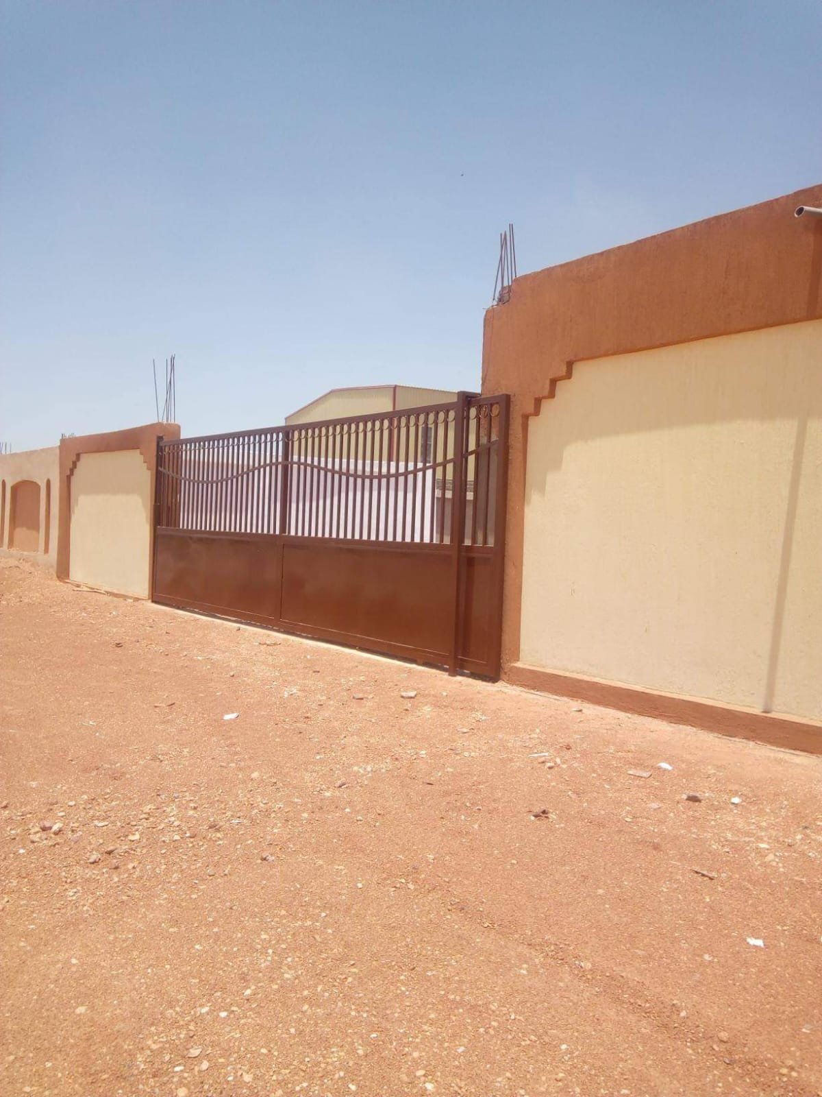 مصنع للبيع 8500 متر فى العاشر من رمضان  A4   مساحتها  8690  متر