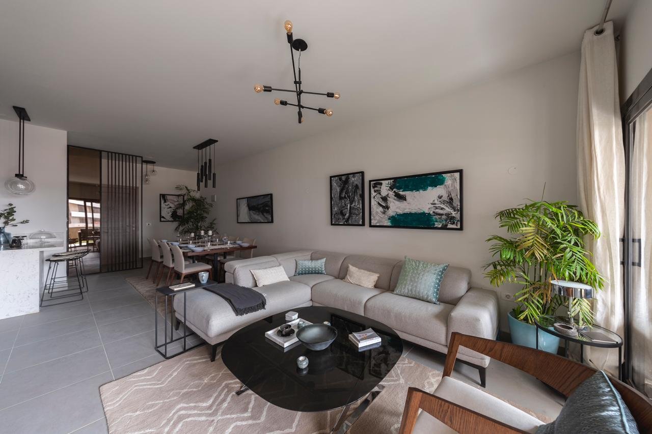 شقة للبيع 210م استلام فورى متشطبه بالتكيفات في مدخل الشروق 4