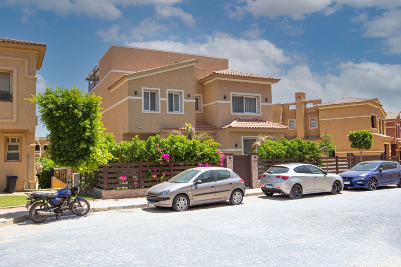 فيلا للبيع بالتجمع الخامس استلام فوري جاهزه للسكن