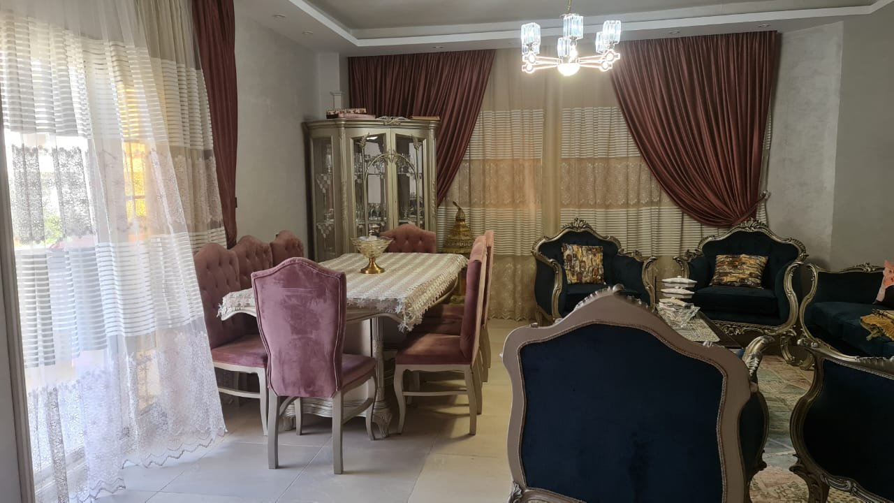 شقة للبيع بالحى الثالث مجاورة اولي الشيخ زايد