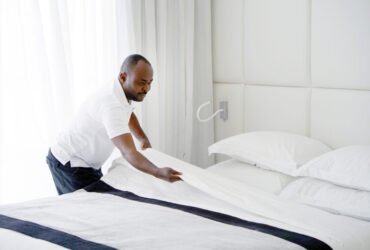 مشرف غرف وهو الهاوس مان لا يقبل طلبه