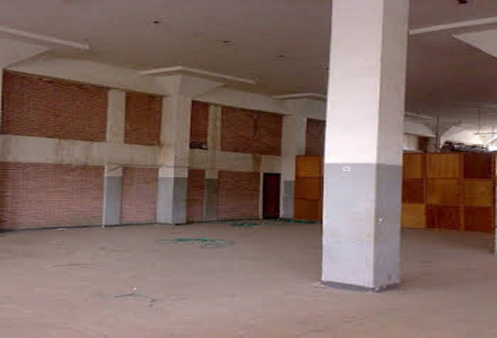 مصنع للبيع 300 م بمدينة بدر دورين خرسانات و ميزانين إدارة كهرباء 50ك