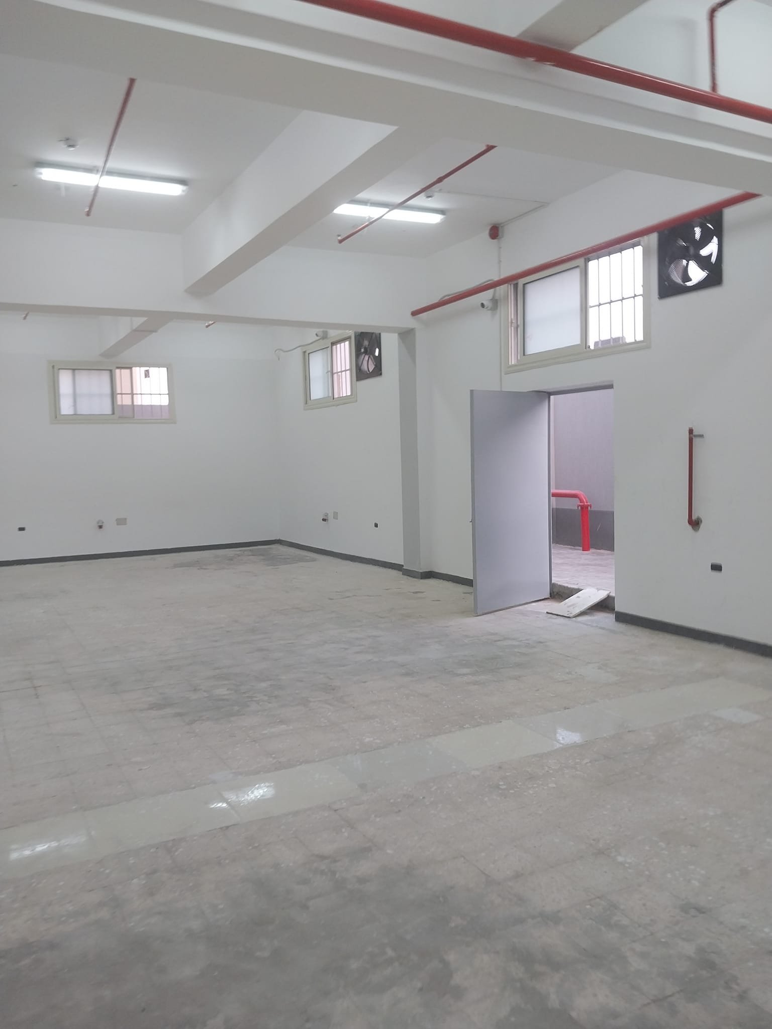 مصنع للايجار 500 متر بالتجمع الخامس مصنع بيطلى معادن والامونيا كل المعدات شغاله