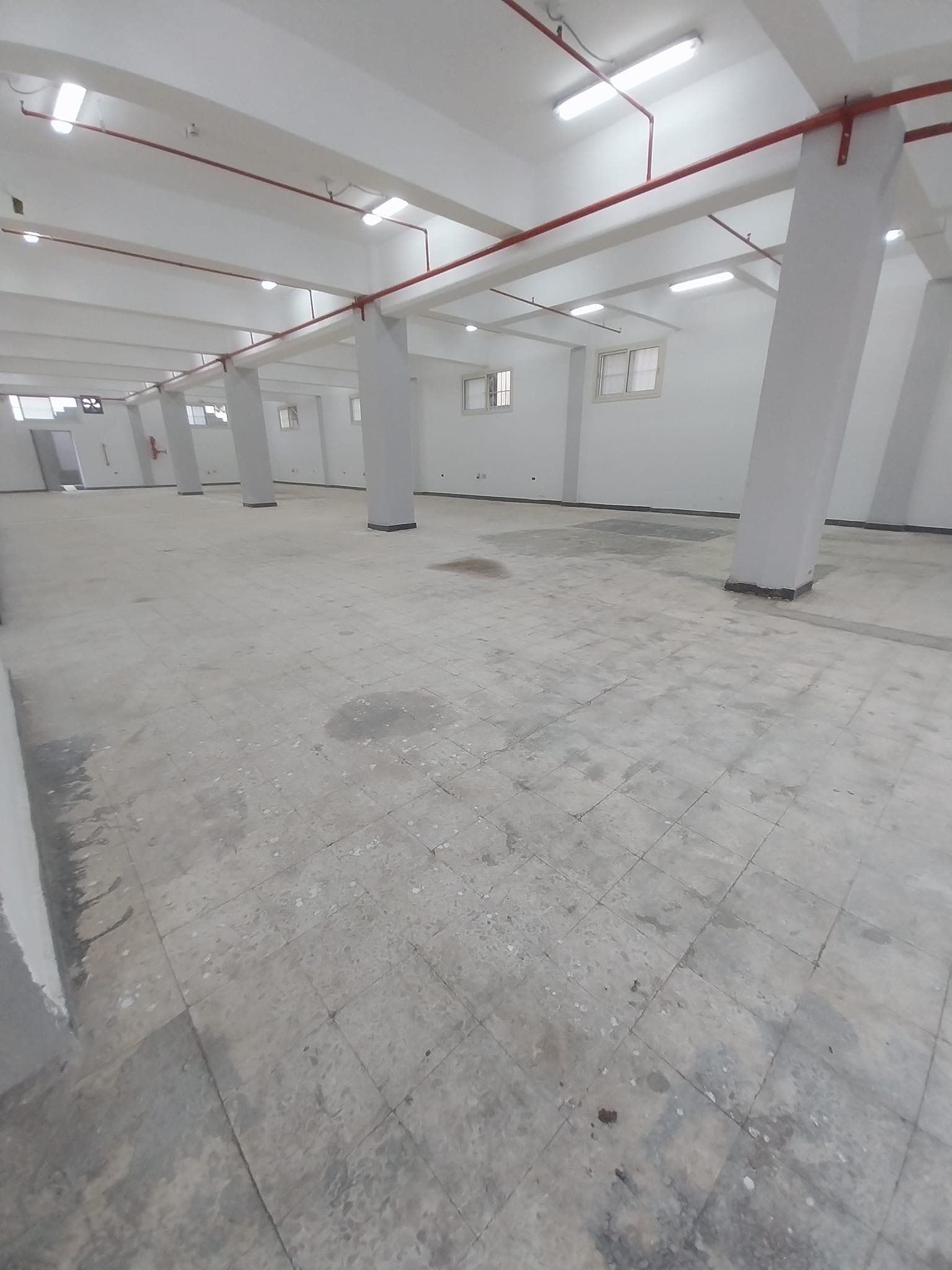 مصنع للبيع 2000 متر بالعاشر نشاط هندسي فى A1 موقع ممتاز جدااا مبنى 3 ادوار خرسانات مبنى على 65 %  ارتفاع اول دور 5 متر و الادوار الاخرى 4 متر المساحة الفعلية  1950 متر المساحة الفعلية للتشغيل 2000 متر مطلوب 18  مليون ج قابل للتفاوض