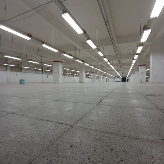 مصنع للبيع 2000 متر بالعاشر نشاط هندسي فى A1 موقع ممتاز جدااا مبنى 3 ادوار خرسانات مبنى على 65 %  ارتفاع اول دور 5 متر و الادوار الاخرى 4 متر المساحة الفعلية  1950 متر المساحة الفعلية للتشغيل 2000 متر مطلوب 18  مليون ج قابل للتفاوض